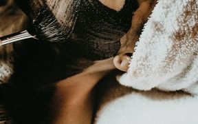 Person erhält eine Gesichtsmaske während einer entspannenden Behandlung.