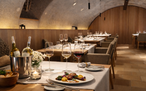 gedeckte Tafel mit Weinbegleitung 