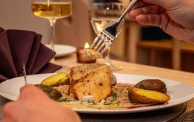 Weihnachtlich gedeckter Tisch mit Essen und Kerzen