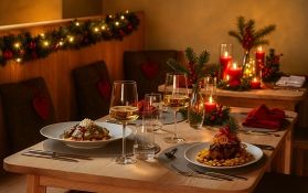 Weihnachtlich gedeckter Tisch mit Essen und Kerzen
